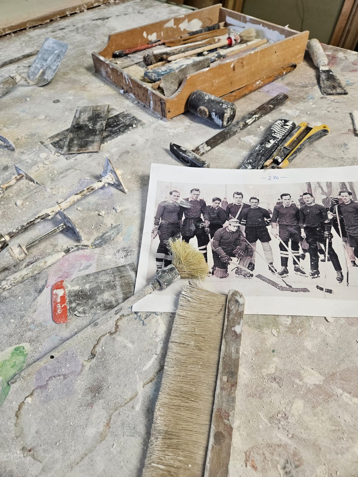 Bild vom Arbeitsplatz von de Gips Herstellung mit Mannschaftsfoto