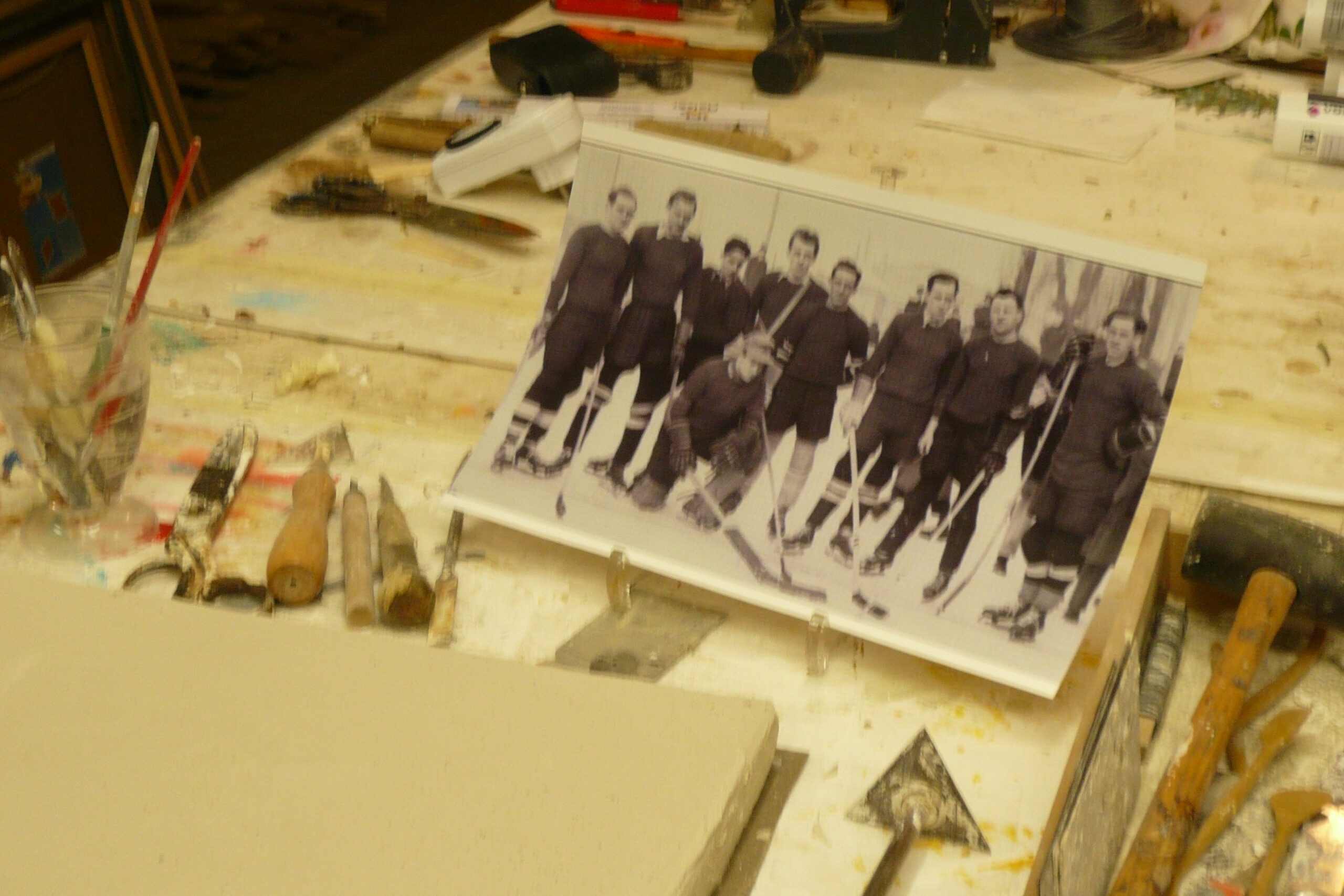 Bild auf einem Arbeitstisch der Straubinger Eishockey Mannschaft. Bereit zum anfertigen des Denkmals.